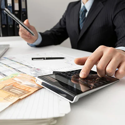 Partecipante al corso Reati presupposto che utilizza calcolatrice