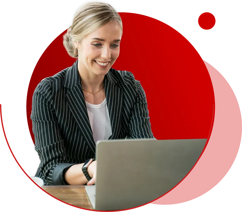 lavoratrice che svolge un corso online