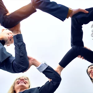 Colleghi di lavoro che si aiutano a vicenda
