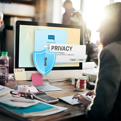Persona al computer che segue corso online Privacy GDPR
