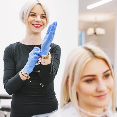 Impiegata in un salone di parrucchiere con cliente