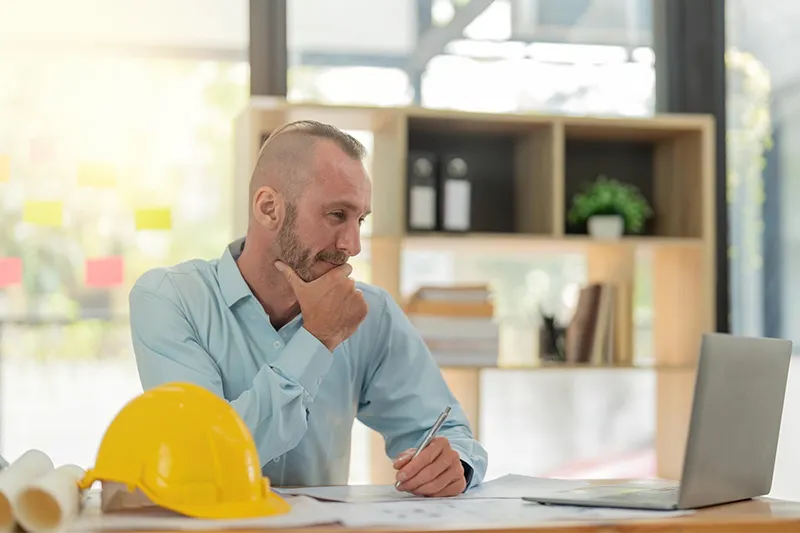 lavoratore al computer che svolge un corso online con rilascio crediti formativi professionali