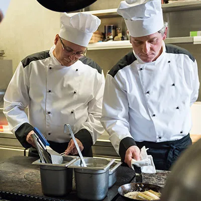 Due addetti settore alimentare in cucina