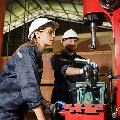 Due operai settore industria con divisa blu