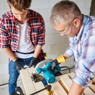 Due falegnami che lavorano il legno