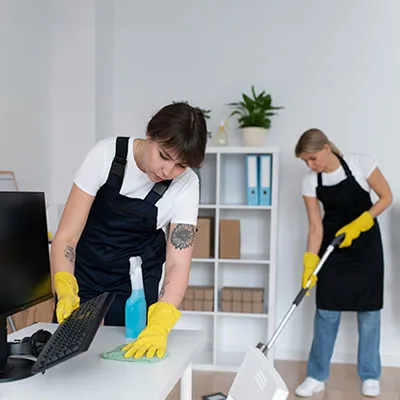 Due addette alle pulizie in un ufficio