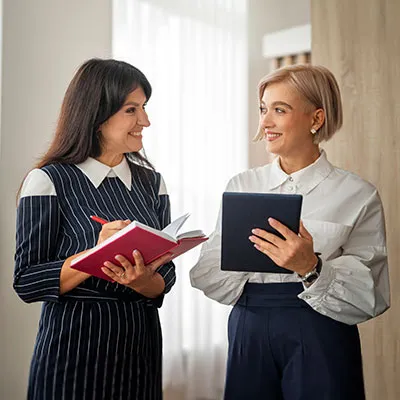 Due donne con agende in mano