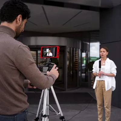 Due persone in un set fotografico