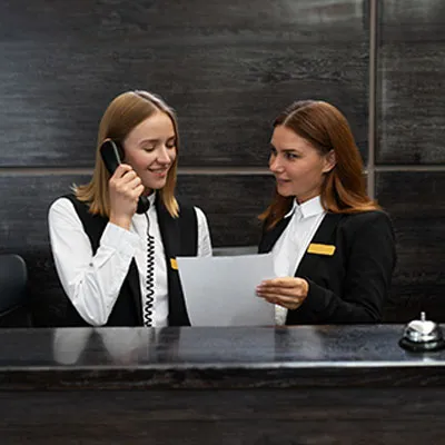 Due addette alla reception