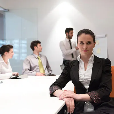 Ufficio con impiegati intorno a una scrivania