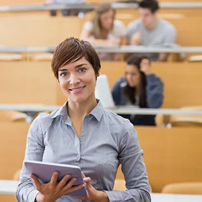 Ragazza all'interno di un'aula universitaria