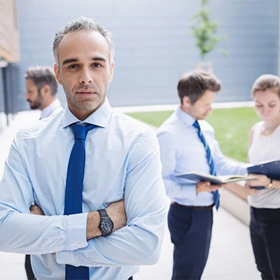 Partecipante al corso online Decreto 231 Principi generali con camicia bianca e braccia conserte