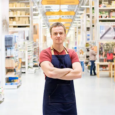 Commesso in reparto con scaffali sullo sfondo