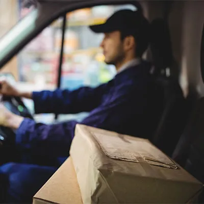 Autista che guida per consegna pacco