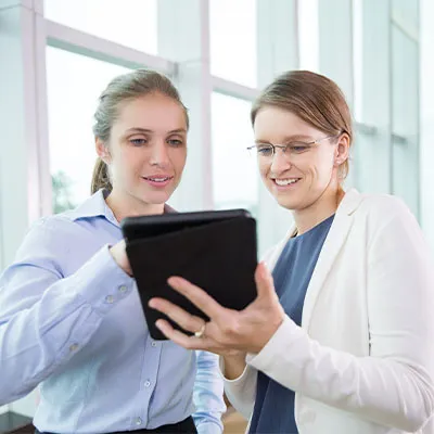 Due donne con un tablet in mano