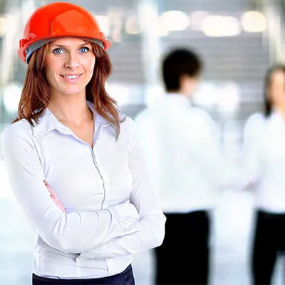 Donna con camicia e casco arancio