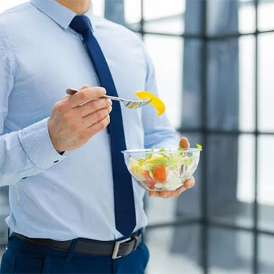 Lavoratore con alimentazione sana