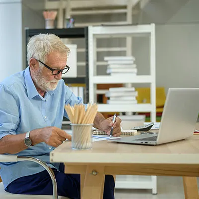 Lavoratore che partecipa al corso aggiornamento lavoratori online