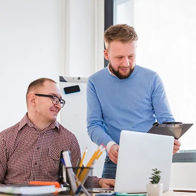 Due uomini in ufficio