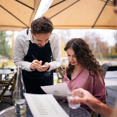 Operatore addetto al servizio pasti con cliente