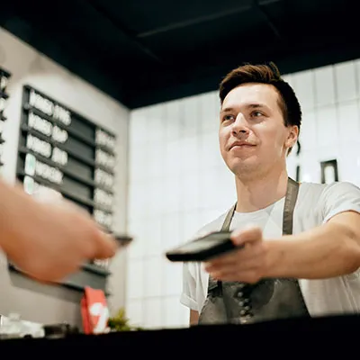 Cassiere che fa pagare cliente