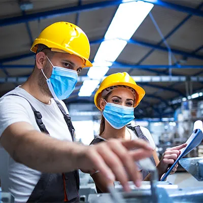 Due operai con mascherina e caschetto