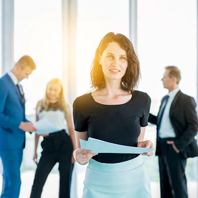 Donna che partecipa al corso Reati di intermediazione illecita Decreto 231