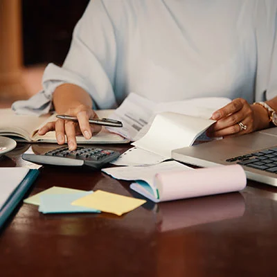 Partecipante al corso Decreto 231 Reati tributari che usa la calcolatrice