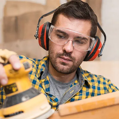 Lavoratore che si protegge dal rischio rumore con i dispositivi di protezione individuale