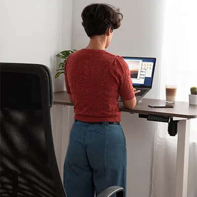 Donna che lavora in smart working