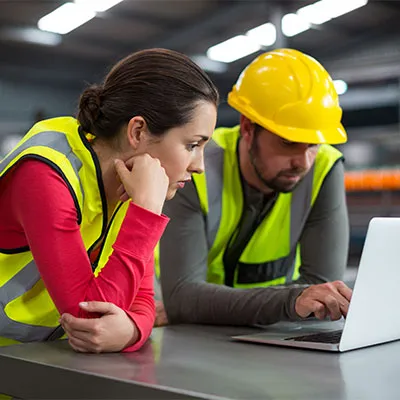 Due operai al computer