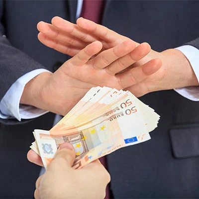 Mano che rifiuta banconote anticorruzione settore privato