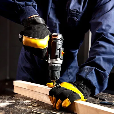 Operaio che usa trapano su legno