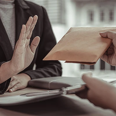 Mani che rifiutano una busta anticorruzione e trasparenza settore pubblico