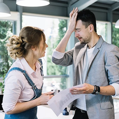 Uomo e donna che parlano a lavoro