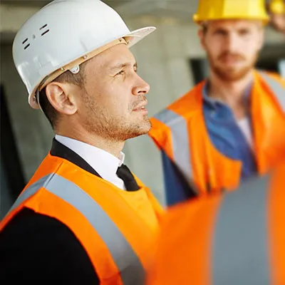 RSPP con presidi di sicurezza: casco bianco e gilet arancione