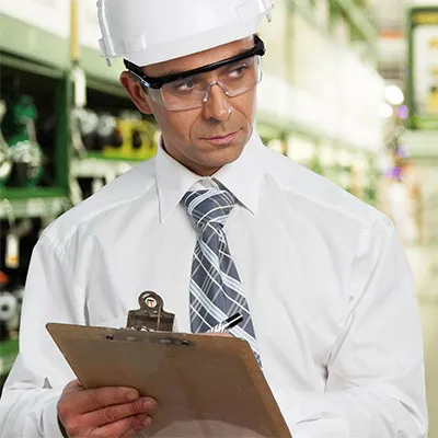 Uomo che effettua controllo ispettivo