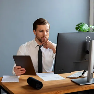 Uomo al computer in lavoro agile