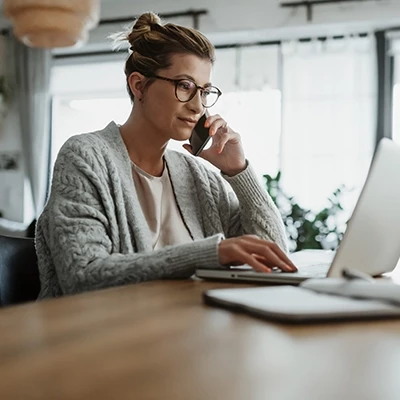 Donna che svolge attività d'ufficio in smart working
