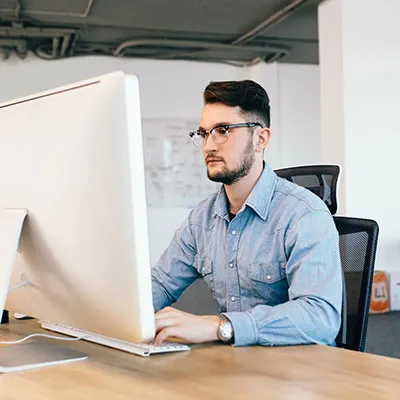 Lavoratore che partecipa al corso sulla sicurezza da computer