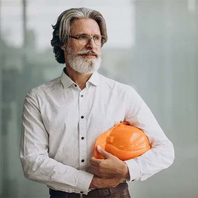 RSPP in camicia con casco arancione