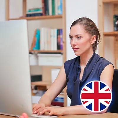 Donna che lavora in ufficio da remoto