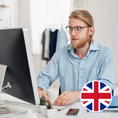 Lavoratore che lavora al computer