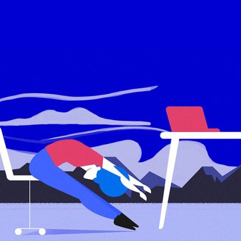 Donna che fa stretching seduta alla scrivania in ufficio