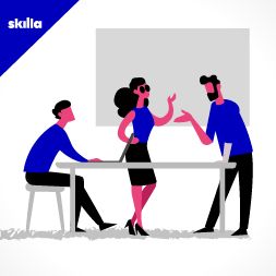 Tre persone intorno a una scrivania