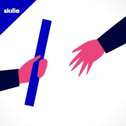 Mano che passa la staffetta a un'altra mano