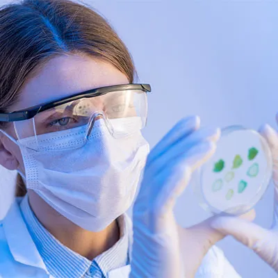 Lavoratrice laboratorio di livello contenimento 3