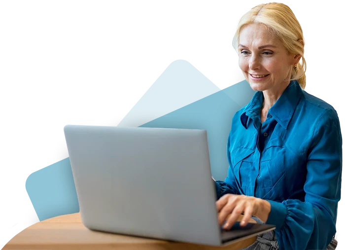 Lavoratrice che utilizza il computer