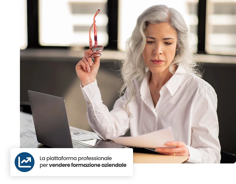 Signora alla scrivania che legge un documento