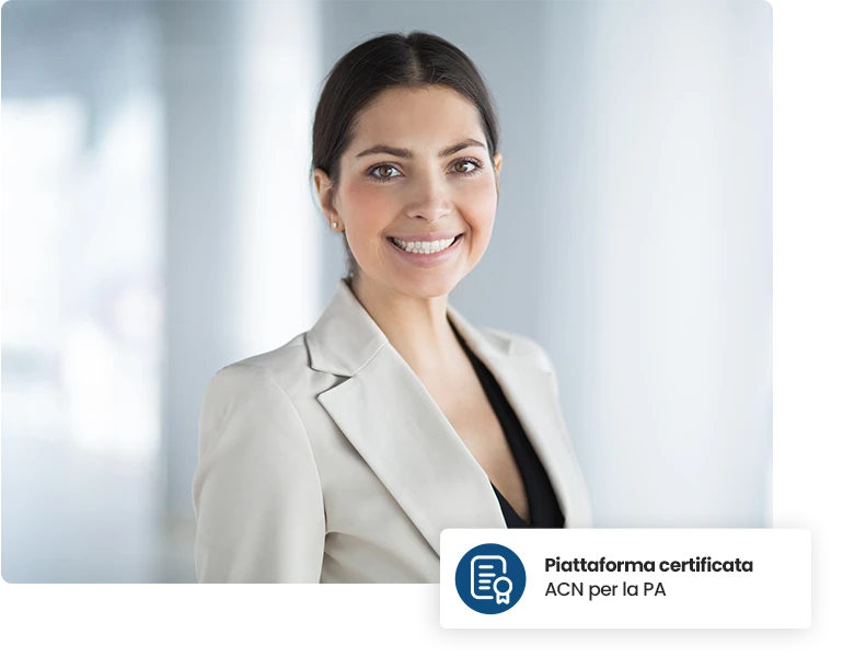 Donna con completo elegante che sorride